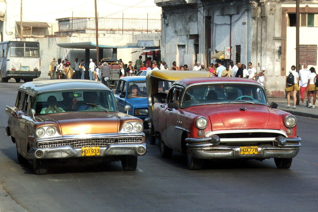 1280px-Classic_cars_in_Havana_4529v