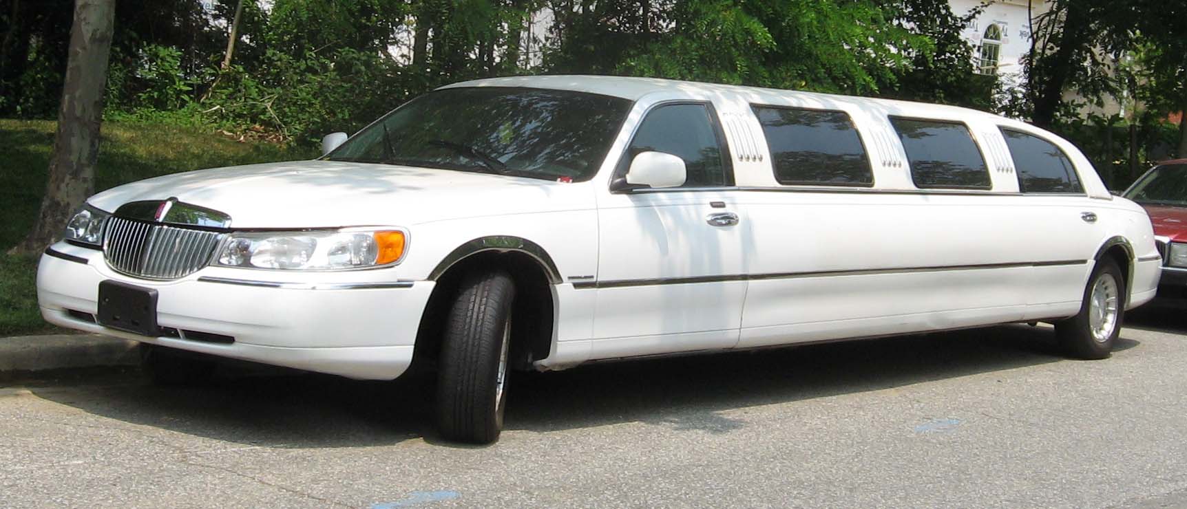 98-02_Lincoln_Town_Car_limousine